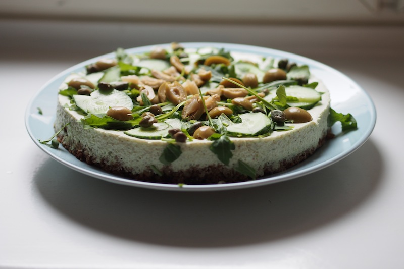 Tzatziki-voileipäkakku lautasella