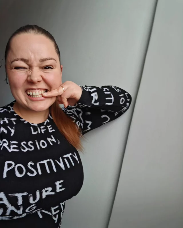 Miten hääsuunnittelu etenee? 💍

No... Hitaasti. Mutta on niihin toisaalta onneksi myös vielä yli vuosi aikaa! Tällä hetkellä ollaan:

💐 Löydetty kolme lupaavaa häätilaa, osasta on ruoka vielä testaamatta. Menusta tulee hyvin kasvispainotteinen tai jopa (toivottavasti) täysin lihaton, joten emme tyydy "ihan ok" -tasoon. Tähän vaikuttaa paljon ravintola, jossa häät päädytään pitämään. 

 💐 Rajattu vieraslistaa niin, että on mahdollista saada se alle 50. Oon niin onnellinen, että saan pitää pienet häät. Kutsulistalta löytyy perheet ja ystäviä. (Surettaa, että isovanhemmat eivät ole enää elossa juhlimassa kanssamme. 💔)

💐 Kysytty kaasoilta ja bestmaneilta, kiinnostaako heitä ottaa tällaiset roolit vastaan. Vielä ei olla tarvittu apua, mutta ensi vuonna taitaa olla eri tilanne, kun on aika kirppistellä mekko ja alkaa miettiä pöytäjärjestyksiä. 

💐 Päätetty alustava päivä. Se onko kirkossa tilaa ja meidän toivoma tila vapaana sinetöivät tämän sitten jossakin vaiheessa. Tietty vuodenaika on meille tärkeämpi kuin tietty päivämäärä. 

Että kyllä tää kai tästä. Projekti on iso, mutta oon päättänyt, että tästä ei tuu mulle stressimörköä, vaan sankaroidaan tän läpi yhdessä perheenä. 🦸‍♀️❤️

P.S. Seuraava askel vois olla kaiverruttaa tää mummun vanha sormus, jossa lukee tällä hetkellä päivämäärä 50-luvulta ja nimi MATTI. 🤣 🤣 🤣 

#häät #häät2026 #naimisiin #naimisiin2026 #morsian #kihlat #kihlasormus #selfie #matti