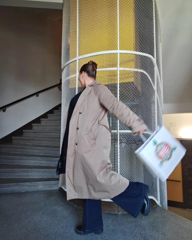Tällä viikolla pelataan näköjään päivittäin peliä nimeltä "alkava flunssa" vs. "allergia". Kumpaahan tää nyt ois. 😵‍💫

#ootd #allergia #päivänasu #kevättyyli #trenssitakki #ellosfashion #kashmirfarkut #verynicefarkut #nilkkurit