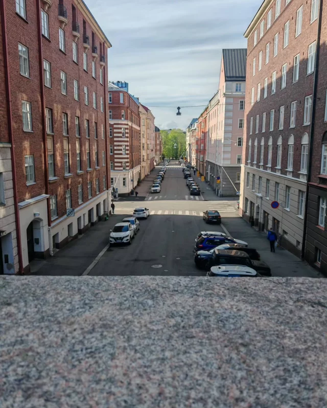 Keväinen Töölö, sandaalit ja punaiset varpaankynnet. Kyllä kelpaa! ❤️