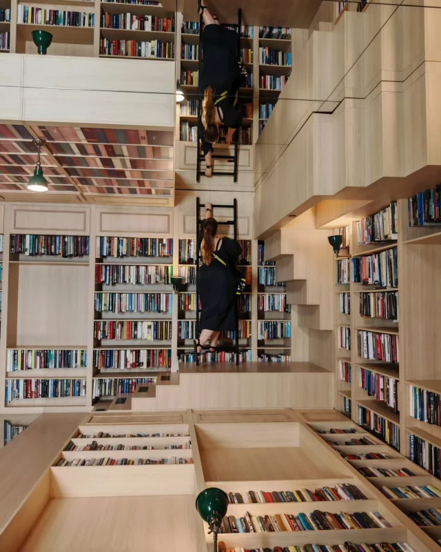 Meillä oli niin kivaa, kun päätettiin vierailla Fabianinkadulla @helsinki_paradoxmuseum'issa! 📸 Vähänkö tuollainen oma kirjasto olisi ihana? 

Ootko käynyt jo? 👀