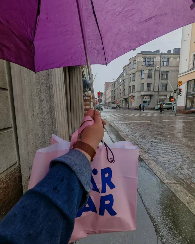 Täydellinen aamu! ☂️🥤 Vesisade, vihersmoothie ja edessä toimistopäivä.

Lapsen ensimmäinen kesälomaviikko on ollut vähän tylsä, koska mulla on joka päivä normaalisti töitä, mutta iltaisin tehdään aina kivoja juttuja yhdessä. Kyllä tää tästä! Tsemppiä kaikille muille vanhemmille, joiden jälkikasvu lomailee, mutta itse ei. Ootte rautaa! 💪