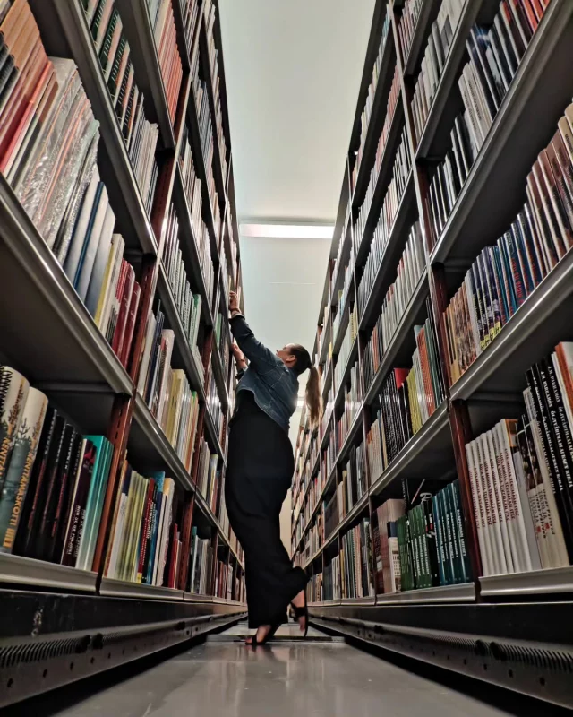 Alkuviikon retki WSOY:n kirja-arkistoon Porvooseen oli uskomaton reissu:

📚 Pelkästään @wsoykirjat -kirjoja on arkistoitu 230 000 kappaletta. Tavoite on arkistoida kaksi kappaletta jokaisen teoksen jokaista painosta.

📚 Vanhat kirjailijakuvat muistuttivat siitä, miten miespainotteinen ala alkujaan oli.

📚 Päätin, että Werner Söderströmin varpaiden hipellys tuo onnea. Saa tehdä perässä!

📚 Olisin voinut selailla kirjoja tuntikausia! @tammikirjat -teoksia on arkistoitu tällä hetkellä 50 000.

📚 Kirjojen lisäksi arkistosta löytyy myös julisteita ja lehtileikkeitä.

📚 Poistohyllystä sai ottaa tuliaisia kotiin ja nappasin tietysti paksun Poirotin. Kävin myös tutustumassa ensimmäisiin suomennettuihin Agatha Christie -kirjoihin. 

#kirjaarkisto #WSOY #wsoytalo #porvoo #wsoykirjat #tammikirjat #kirjaala #kustantamo #kirjallisuus #agathachristie