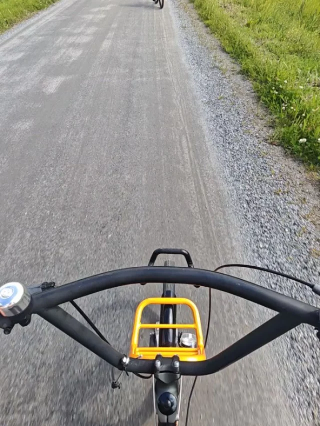 Eka yhteinen pyörälenkki! "Äiti, tää on kivaa!" 🚲 Jos satut elämään samassa somekuplassa kanssani ja joskus tuntuu, että kaikkialla on vaan onnistumisia, niin lohdutuksen sana:

Ei ne kaikkien lapset opi 3-vuotiaina pyöräilemään ja 5-vuotiaina uimaan. Kukin ajallaan. 🧡

#pyöräily #pyörälenkki #kesä #kesäloma #ulkoilu #perhebloggaaja #vanhemmuus #suorituspaineet