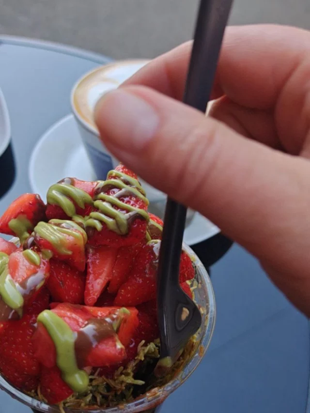 OMG! 🍫🍓 Ota talteen tämä kesävinkki, jos rakastat suklaata ja mansikoita:

💚 Ullanlinnan @relifecoffeeshop myy kahta eri kokoa mukia, jossa tuoreet mansikat ja #dubaisuklaa yhdistyvät. Jösses, että on hyvää!

Kahvilan eteen pääset suoraan ratikalla numero kolme. Tuo Neitsytpolun pysäkki oli joskus muuten mun kotipysäkkini.

Mitä luulet, osuisiko tämä herkku sun makuhermoon? 👀