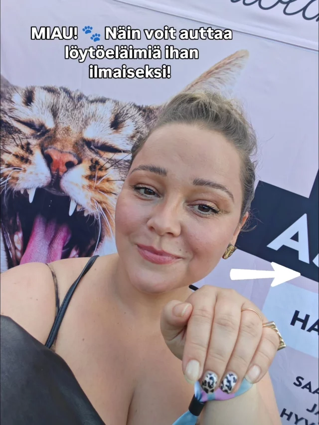 MAINOS / @primacatsuomi 

Miau! 🐾 Näittekin jo ehkä eilisistä tarnoistani, että PrimaCat pystytti tammerfesteille (ja sitä ennen itse asiassa Rockfesteille) oman Tassuhoitolan. Vaaleanpunaisessa teltassa taiteiltiin maksutta festarikansan kynnet kuntoon, sudittiin glitteriä meikkiin tai partaan ja siirtotatuoitiin kissamaisia kuvia ihoon. Oma valintani olivat metallinhohtoiset leopardikynnet! 🩷

Mutta miksi olen NIIN innoissani tästä yhteistyöstä? PrimaCat on monessa mielessä hyvällä asialla ja tukee kissoja lahjoituksella Suomen Eläinsuojelu ry:lle eli SEY:lle.

📸➡️ Jos siis satuit laillani vierailemaan Tassuhoitolassa, jaa heti kuva käynnistäsi Instagramissa ja tägää @primacatsuomi! Jokainen jaettu julkaisu auttaa kasvattamaan lahjoituspottia SEY.:lle entisestään. Lahjoituspotti on jo yli 3000 kiloa kissanhiekkaa! 🫶🏼

#kissoissaonasennetta